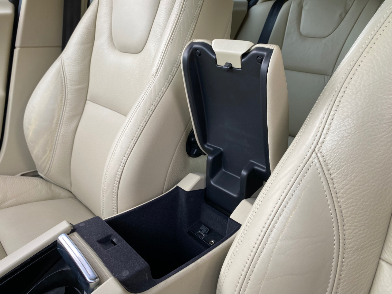 Volvo S60 FWD 4dr Sdn T5 2012