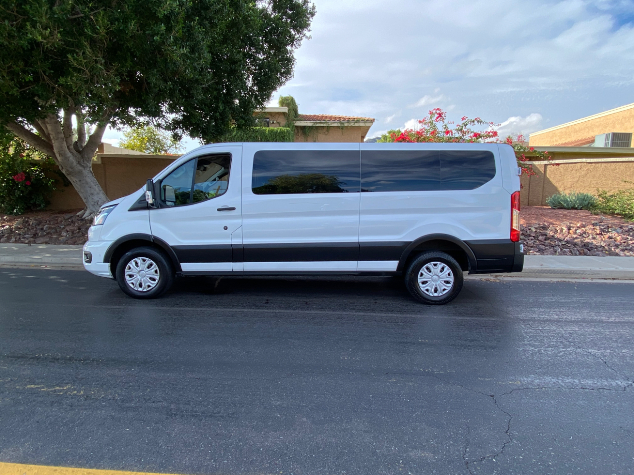 Ford Transit Passenger Wagon T-350 148" Low Roof XLT RWD 2023