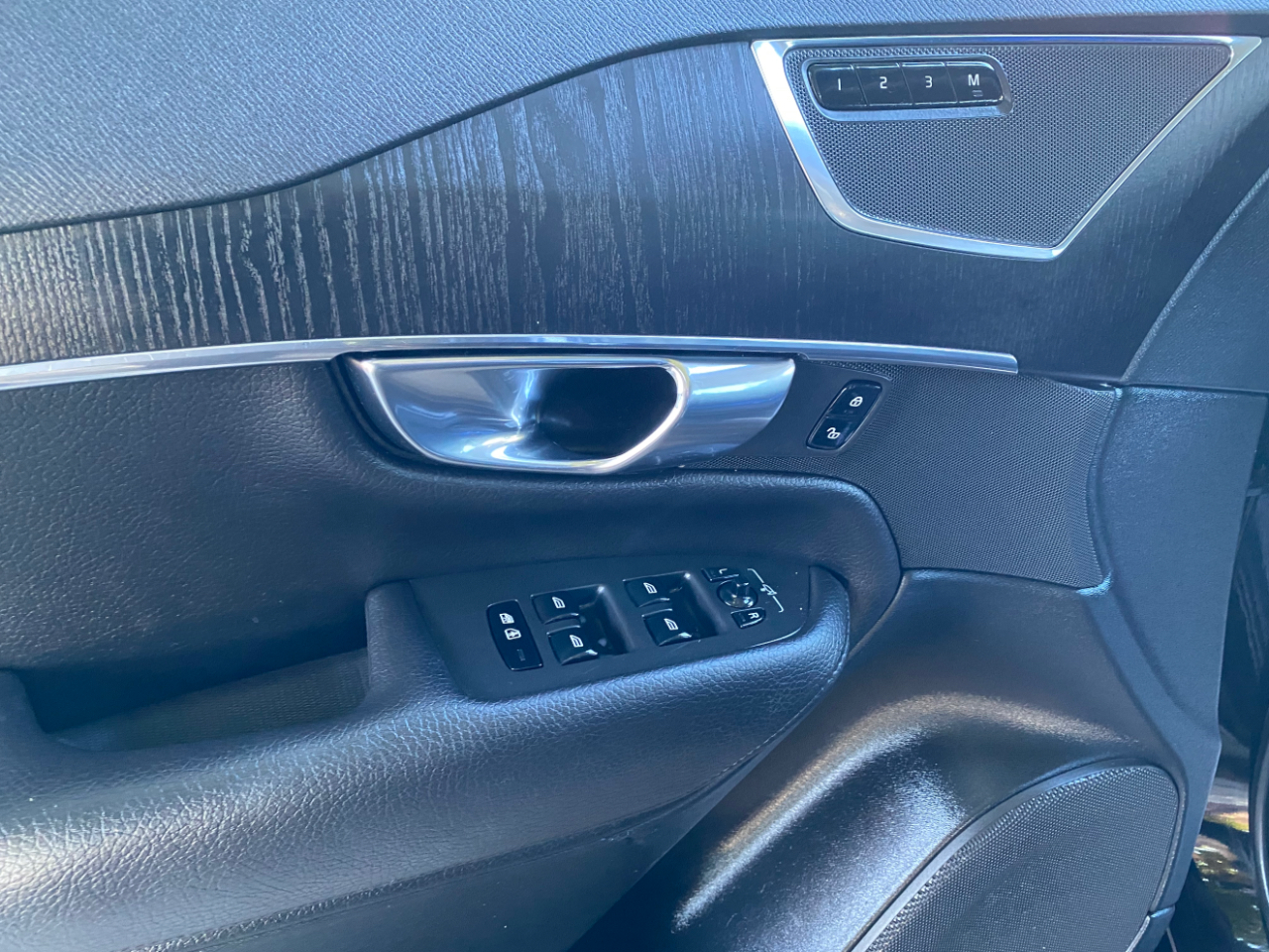 Volvo XC90 T6 AWD Momentum 6 Passenger 2020