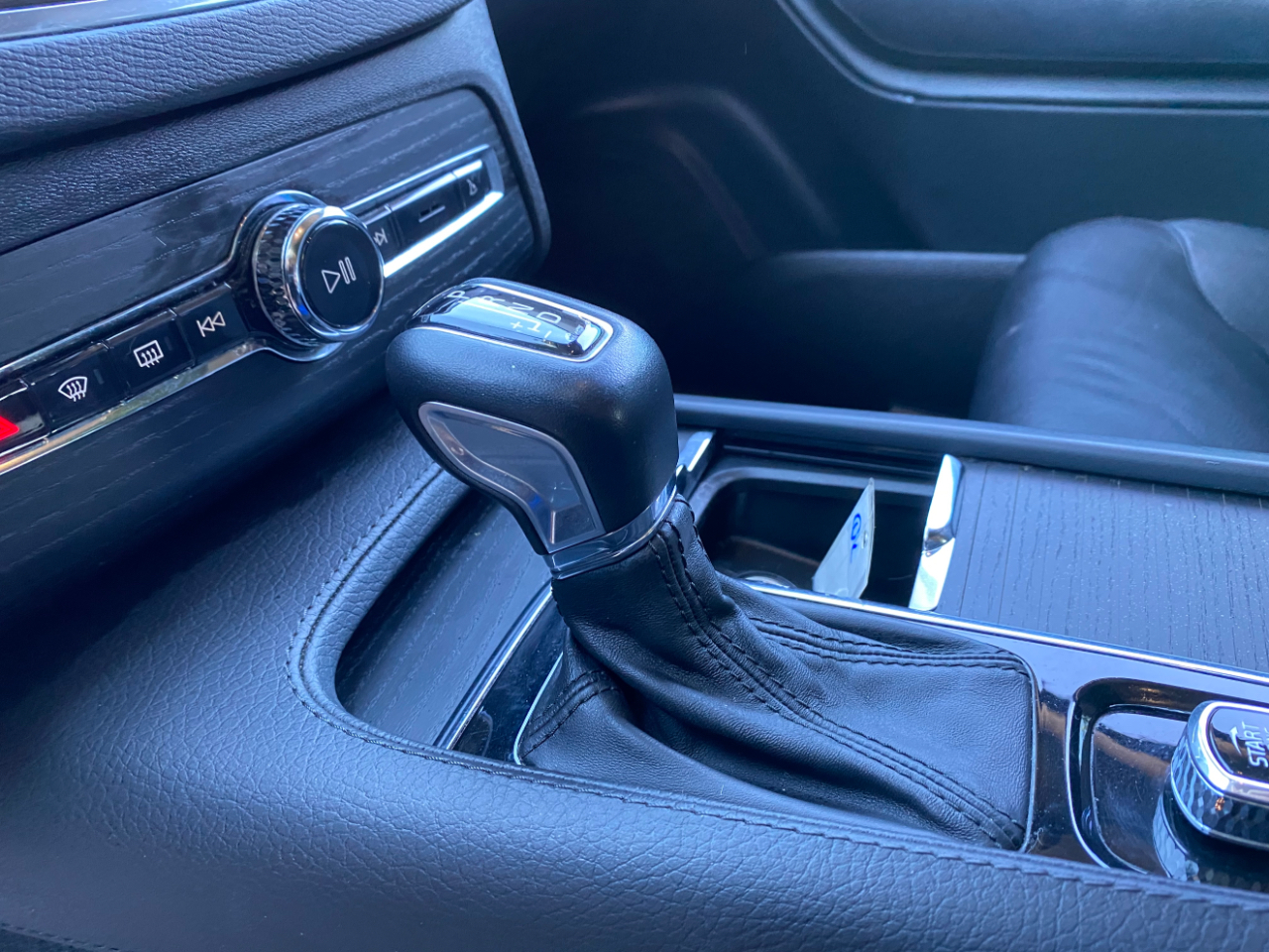 Volvo XC90 T6 AWD Momentum 6 Passenger 2020