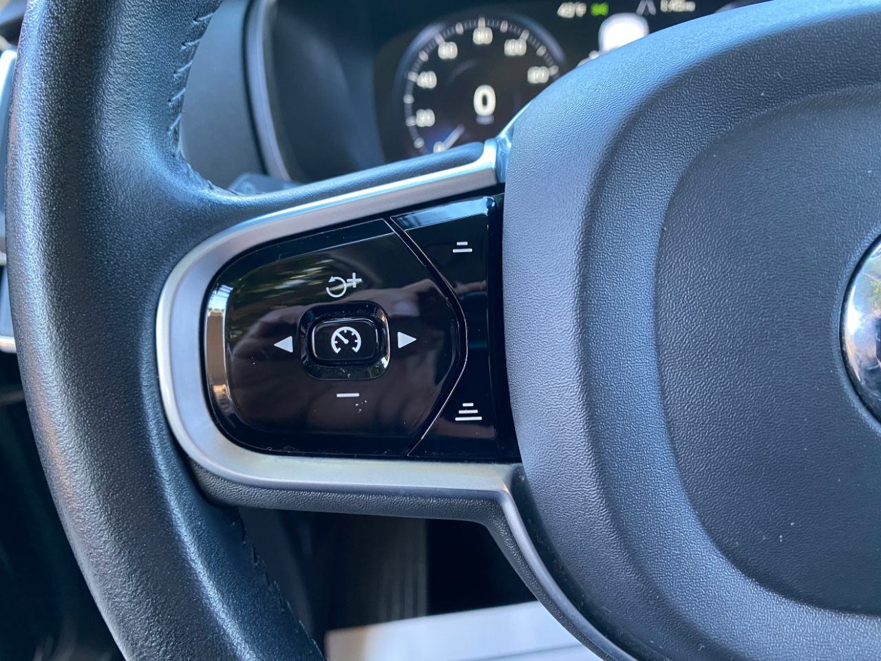 Volvo XC90 T6 AWD Momentum 6 Passenger 2020