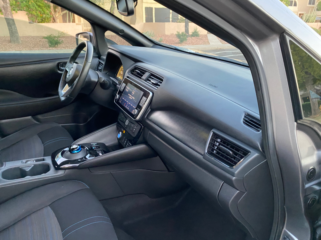 Nissan Leaf SV Hatchback 2021