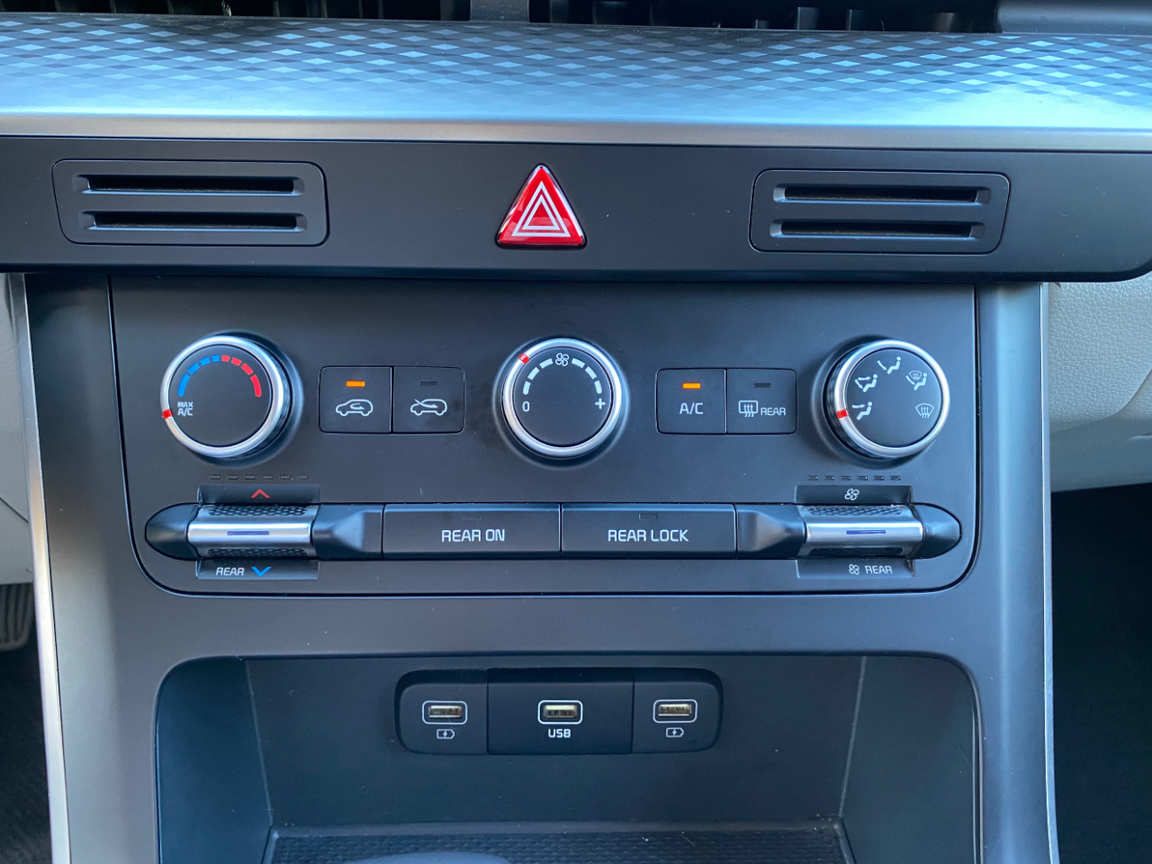 Kia Carnival LX FWD w/Seat Pkg 2024