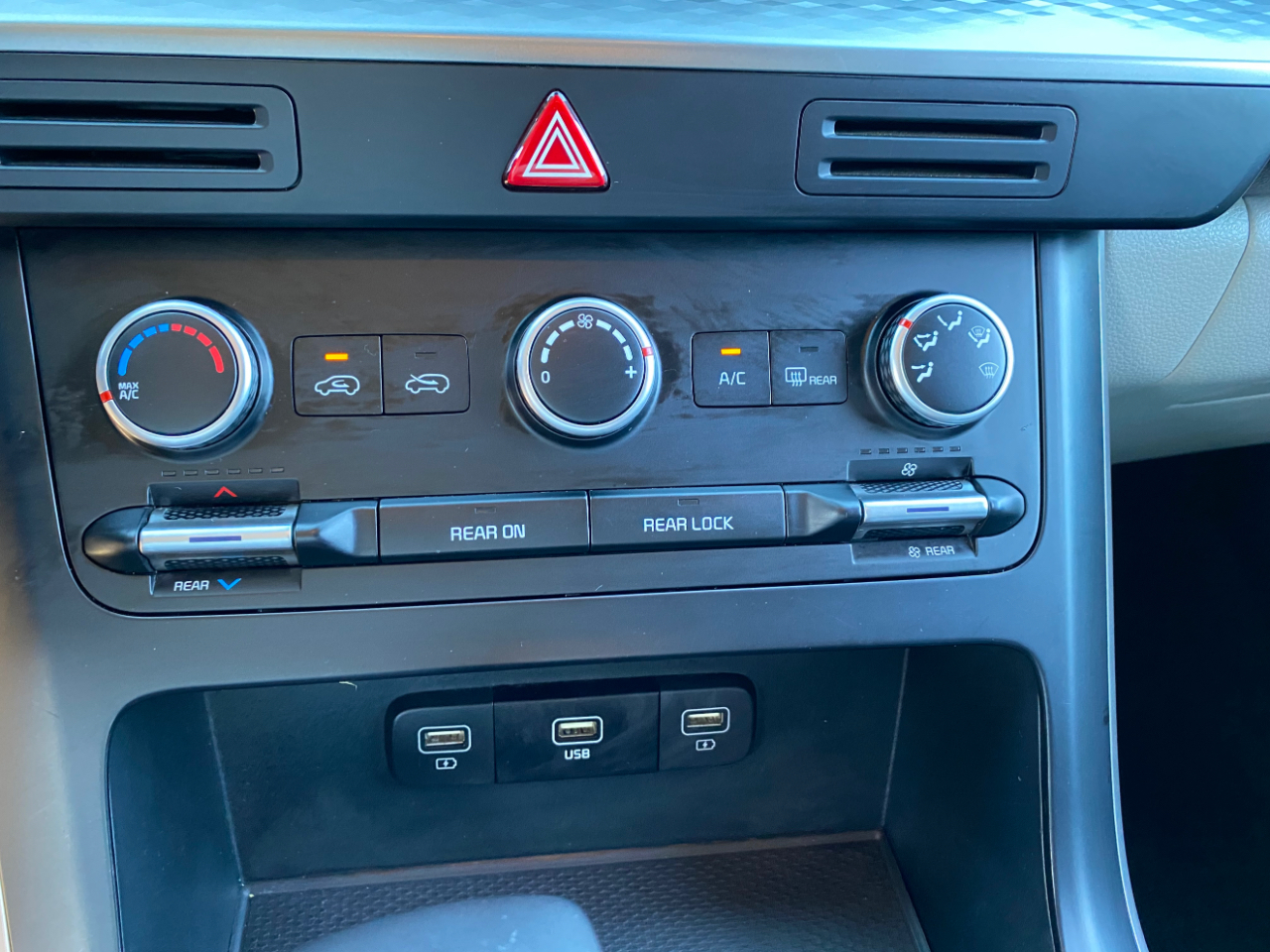 Kia Carnival LX FWD w/Seat Pkg 2024