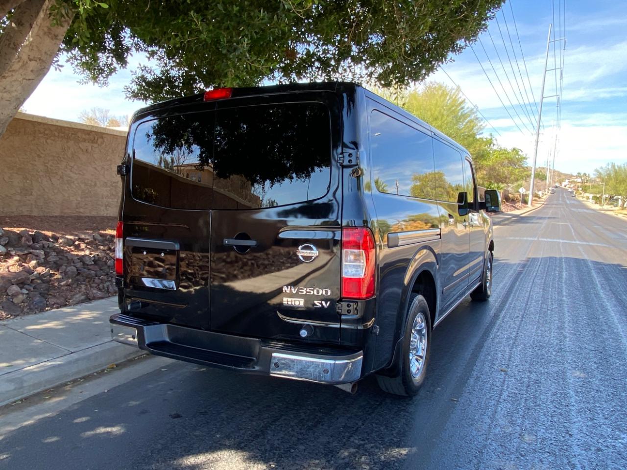 Nissan NV Passenger V6 SV 2017