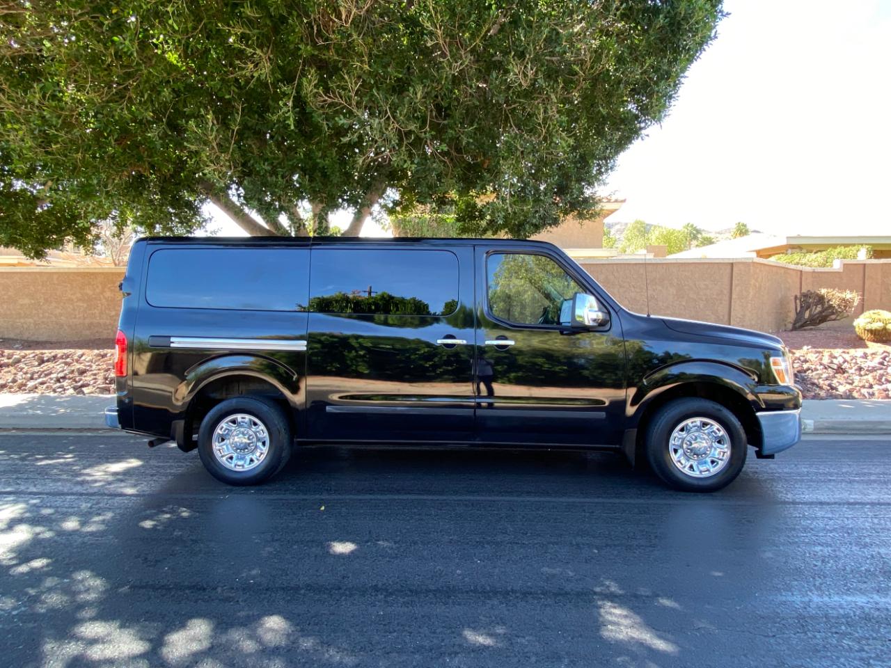 Nissan NV Passenger V6 SV 2017