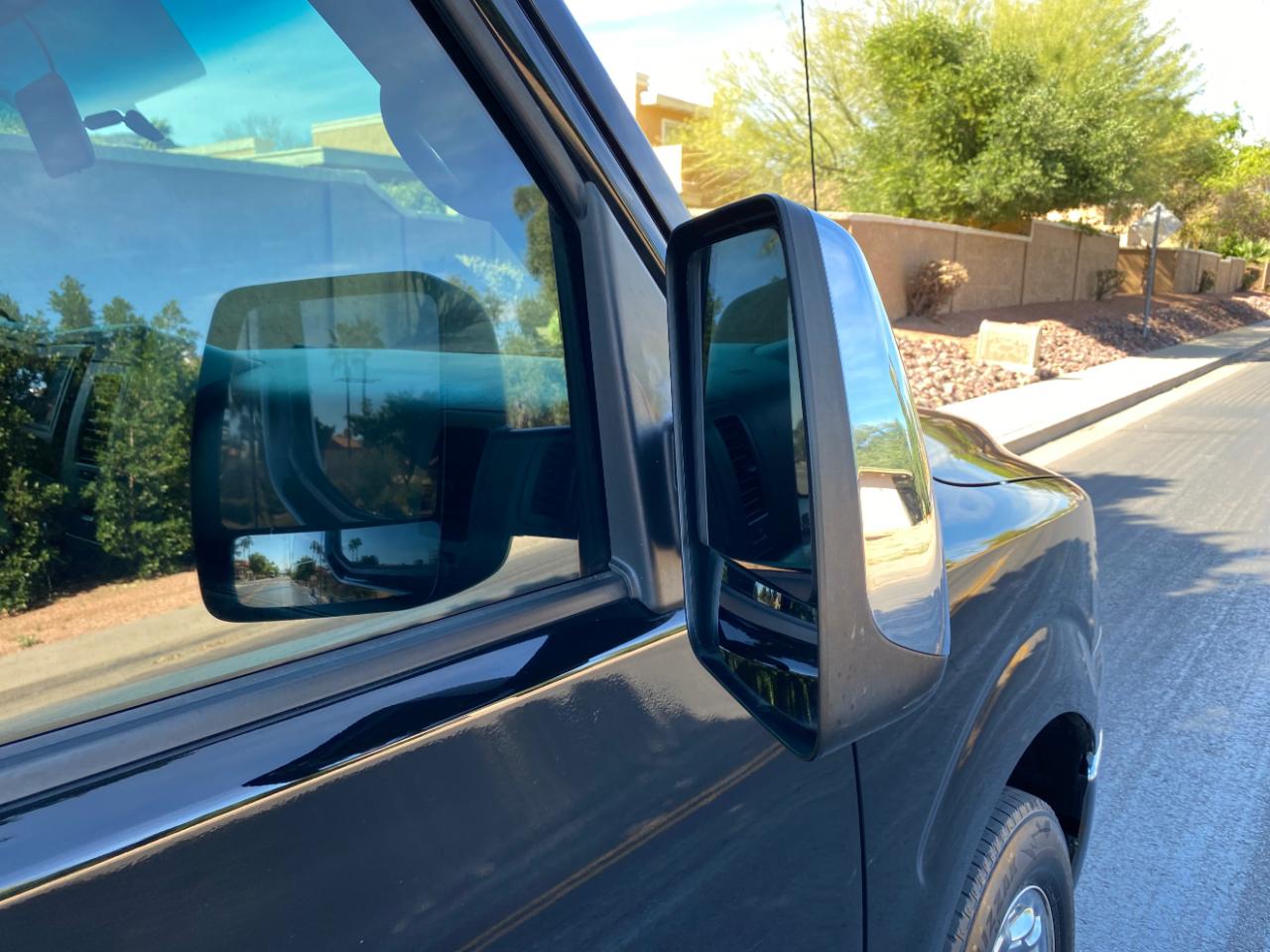 Nissan NV Passenger V6 SV 2017