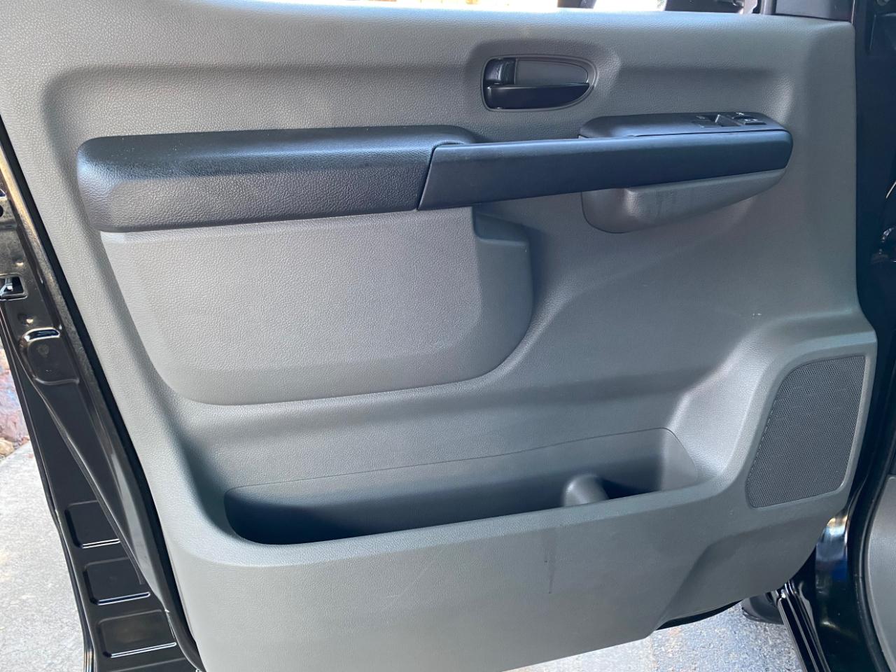 Nissan NV Passenger V6 SV 2017