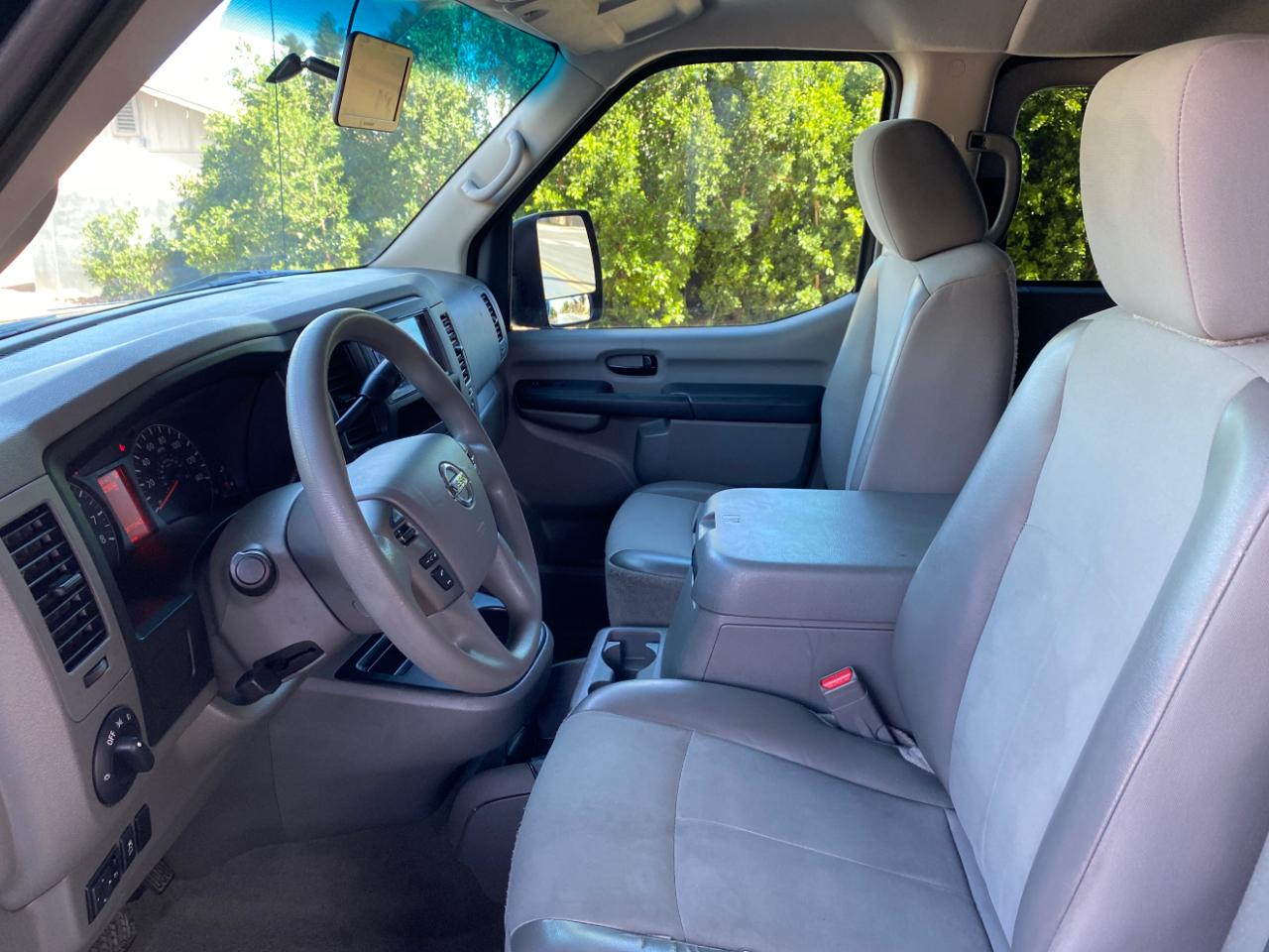 Nissan NV Passenger V6 SV 2017