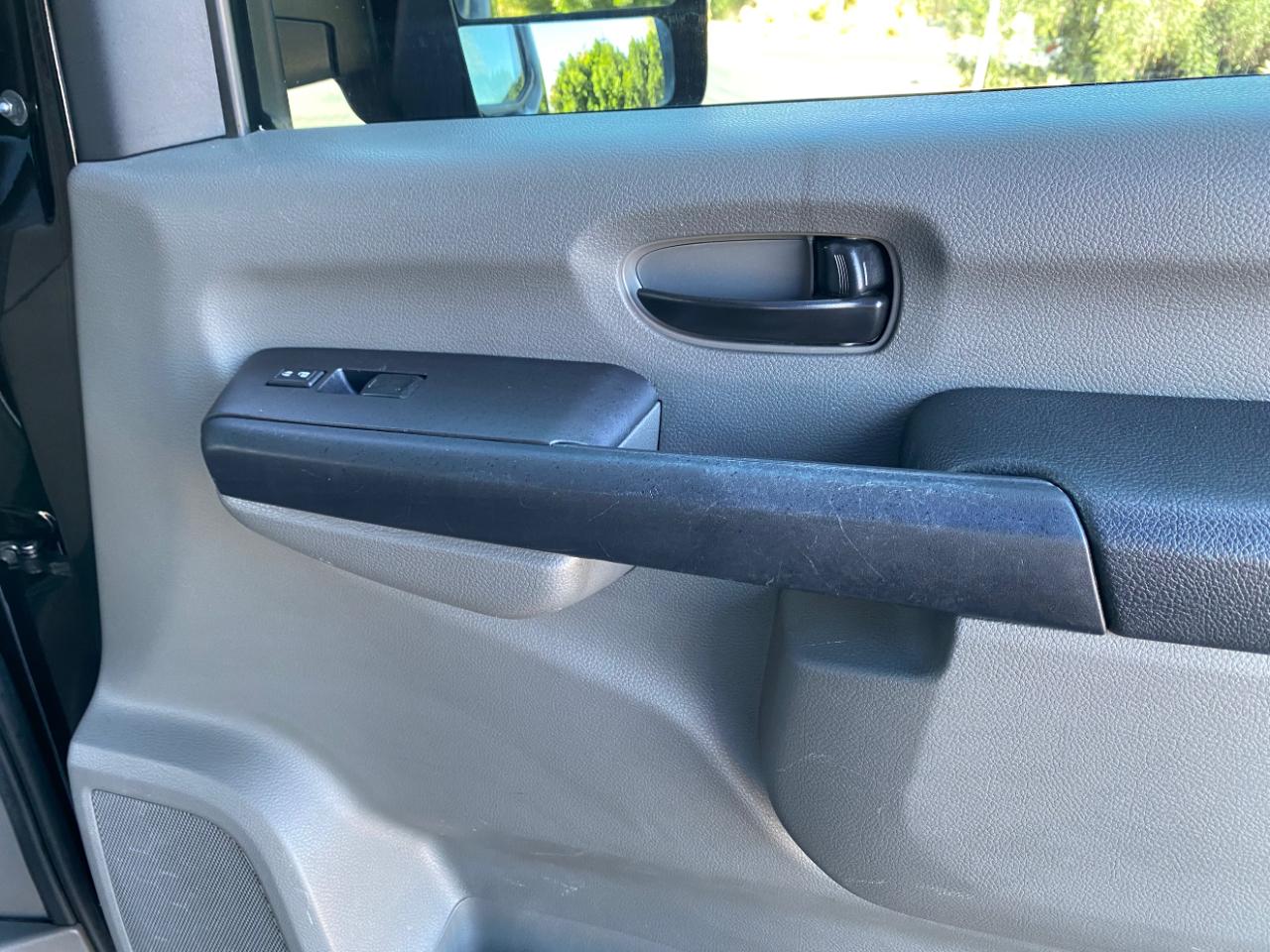 Nissan NV Passenger V6 SV 2017