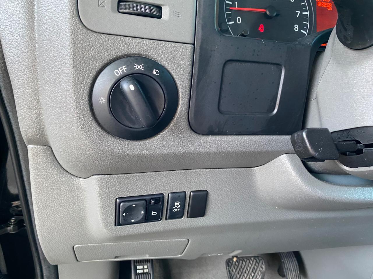 Nissan NV Passenger V6 SV 2017