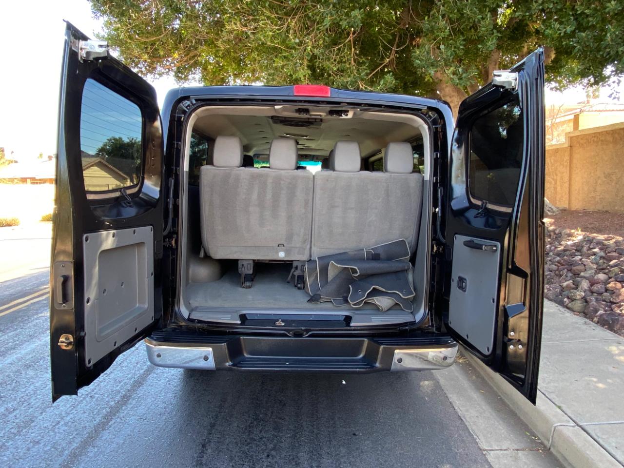 Nissan NV Passenger V6 SV 2017