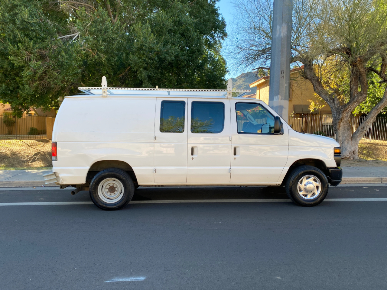 Ford Econoline Cargo Van E-250 138" WB 2010