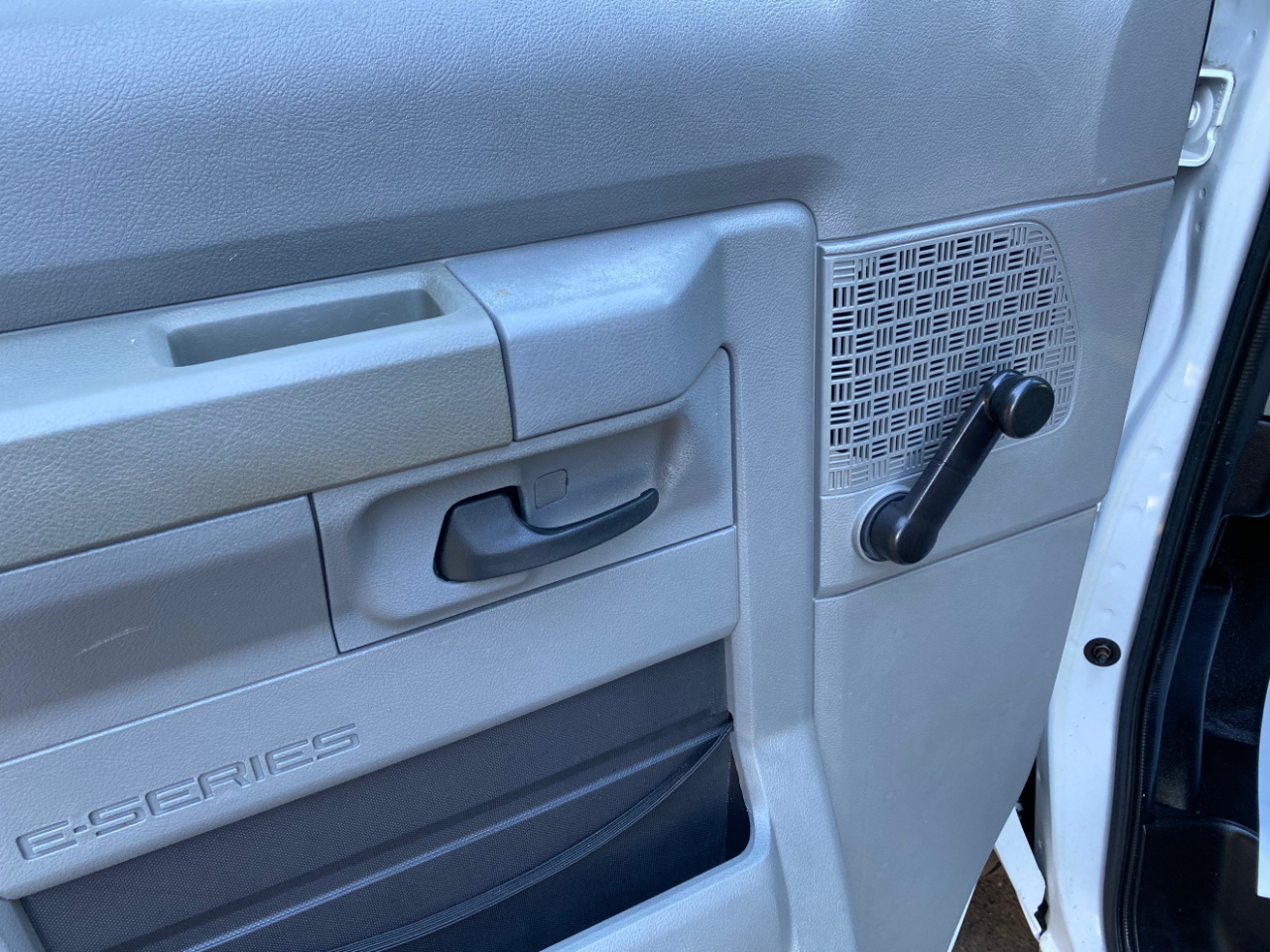 Ford Econoline Cargo Van E-250 138" WB 2010