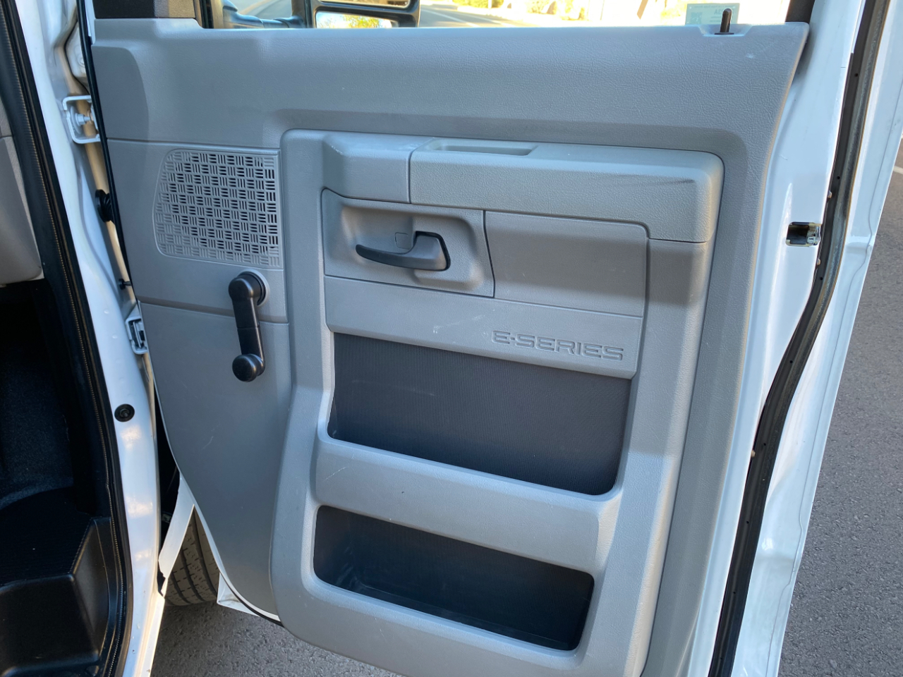 Ford Econoline Cargo Van E-250 138" WB 2010