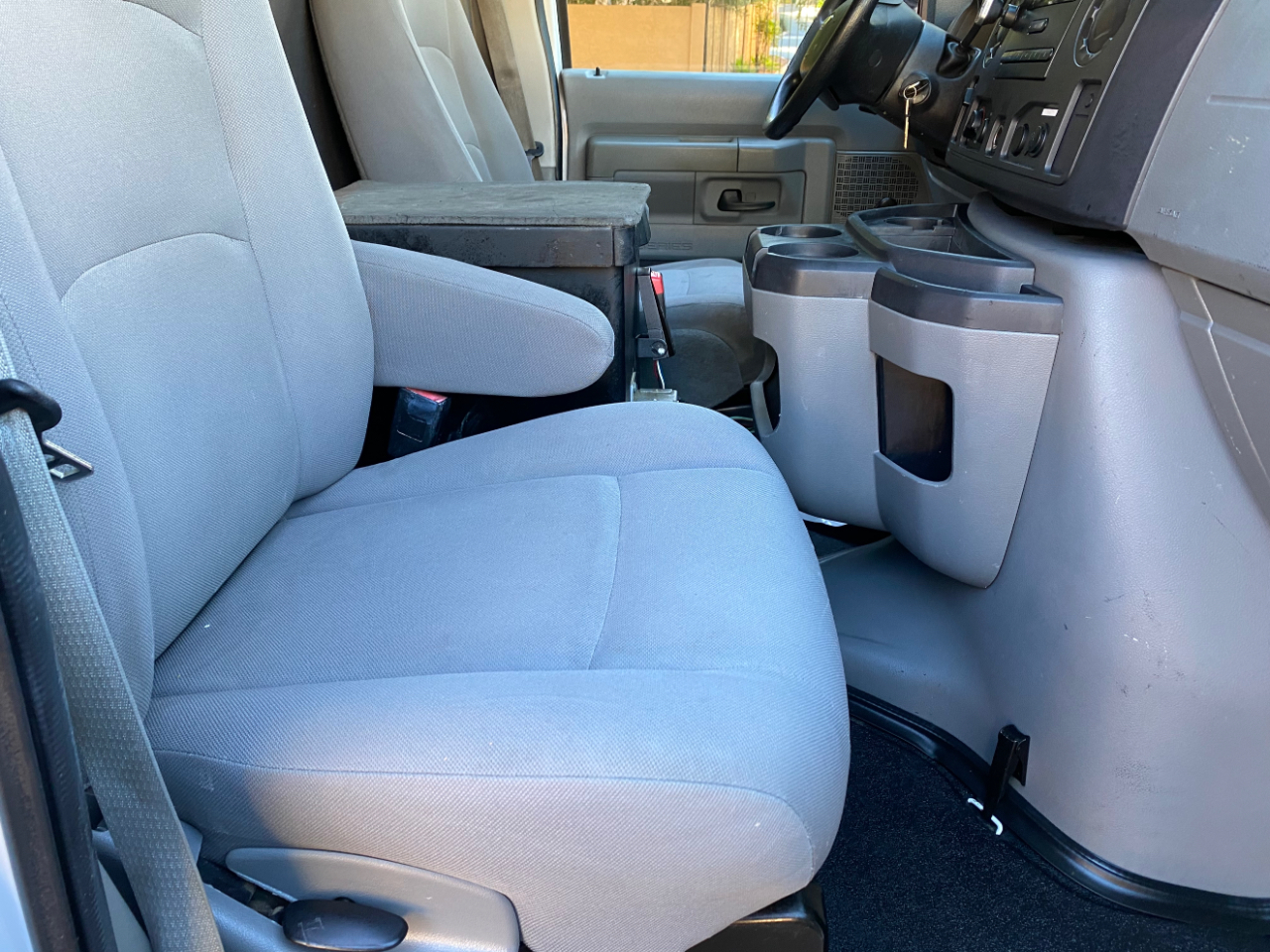 Ford Econoline Cargo Van E-250 138" WB 2010