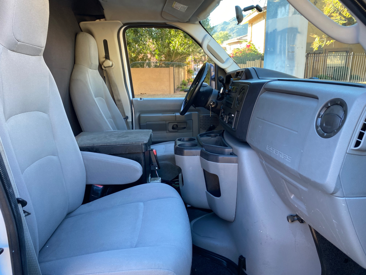 Ford Econoline Cargo Van E-250 138" WB 2010