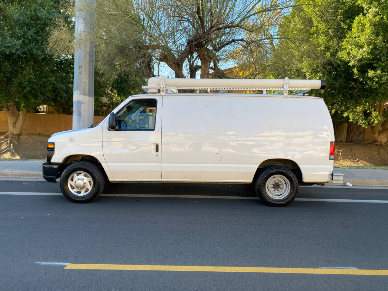 Ford Econoline Cargo Van E-250 138" WB 2010