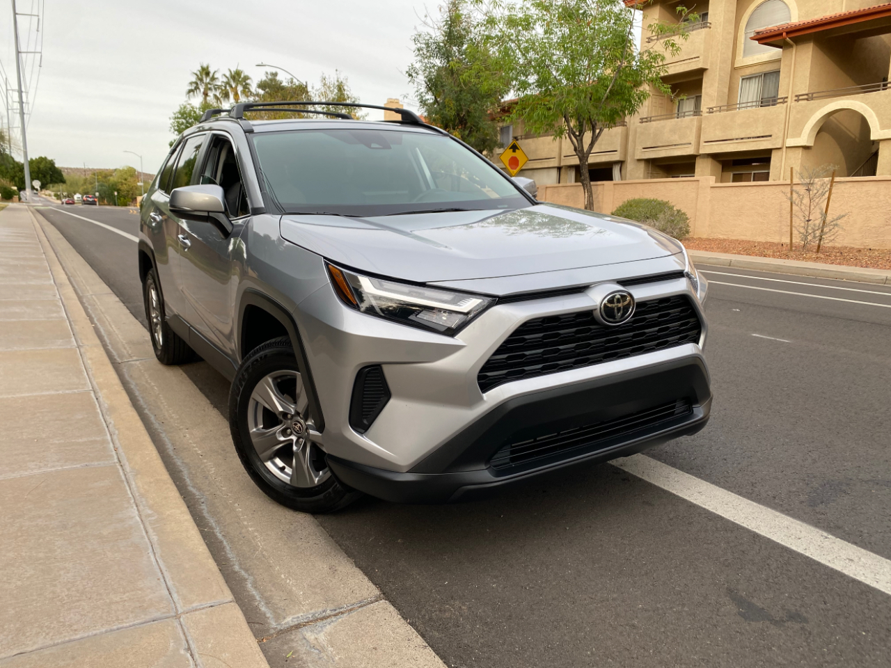 Toyota RAV4 XLE FWD (Natl) 2024