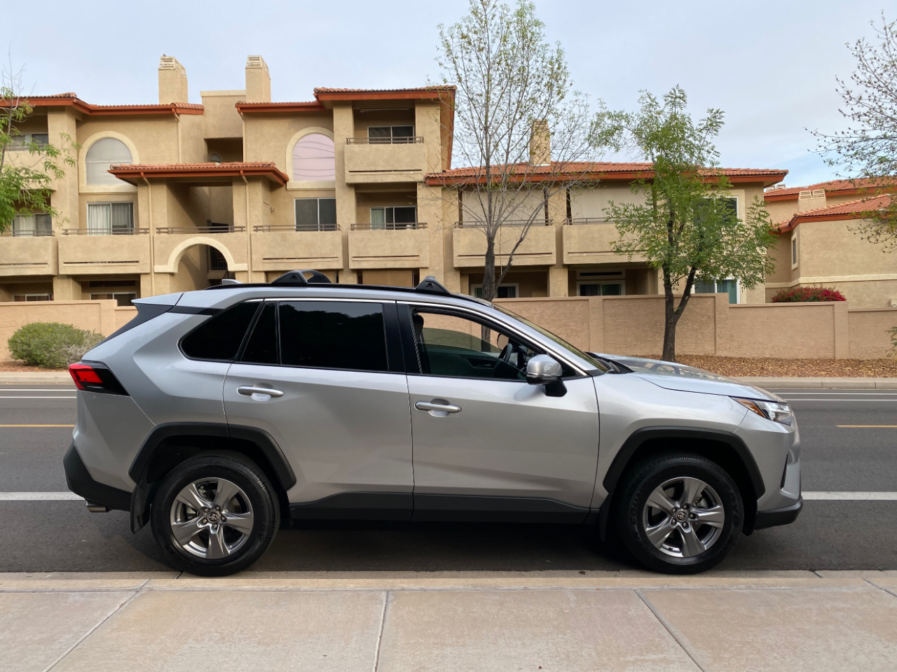 Toyota RAV4 XLE FWD (Natl) 2024