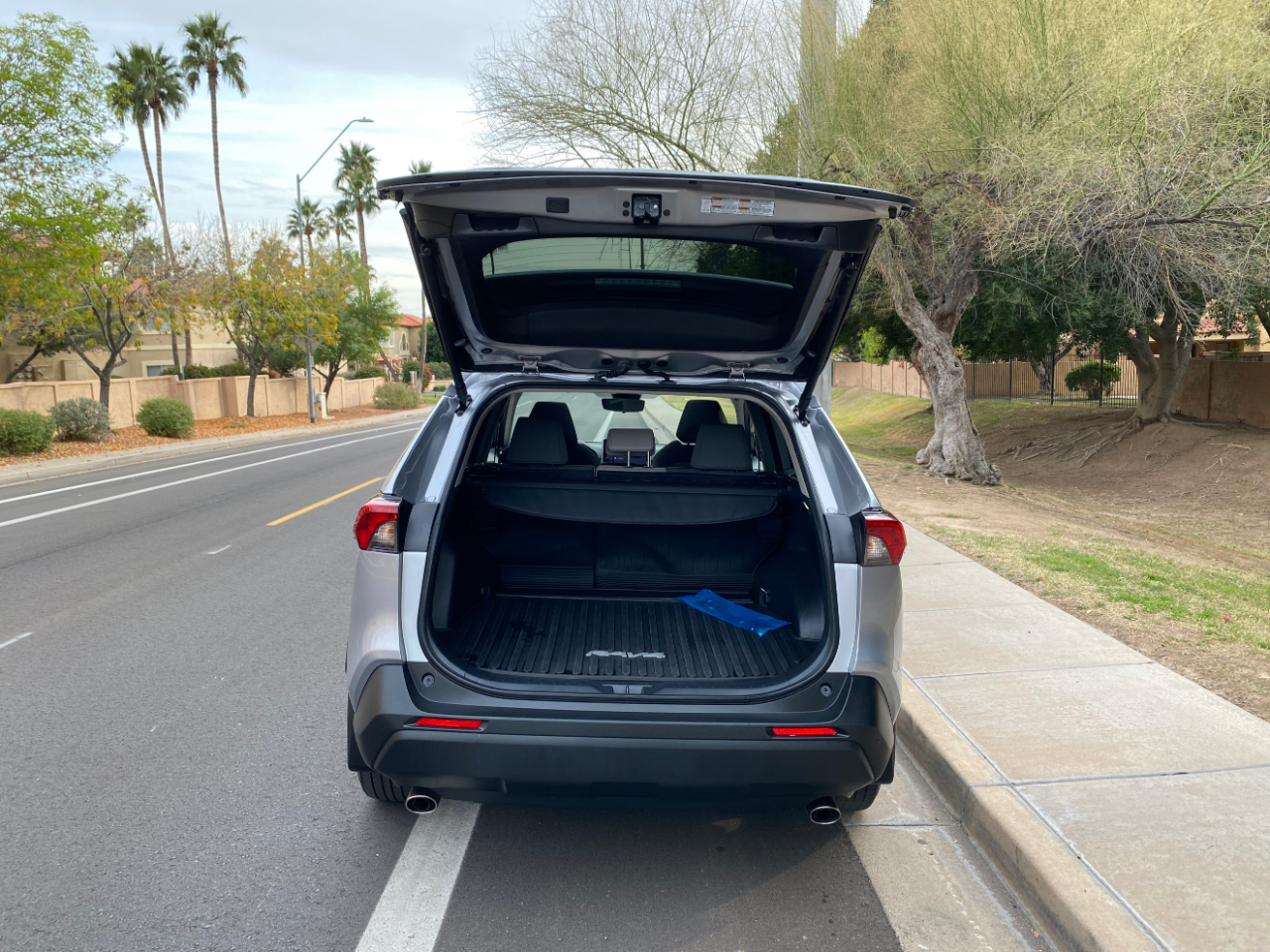 Toyota RAV4 XLE FWD (Natl) 2024