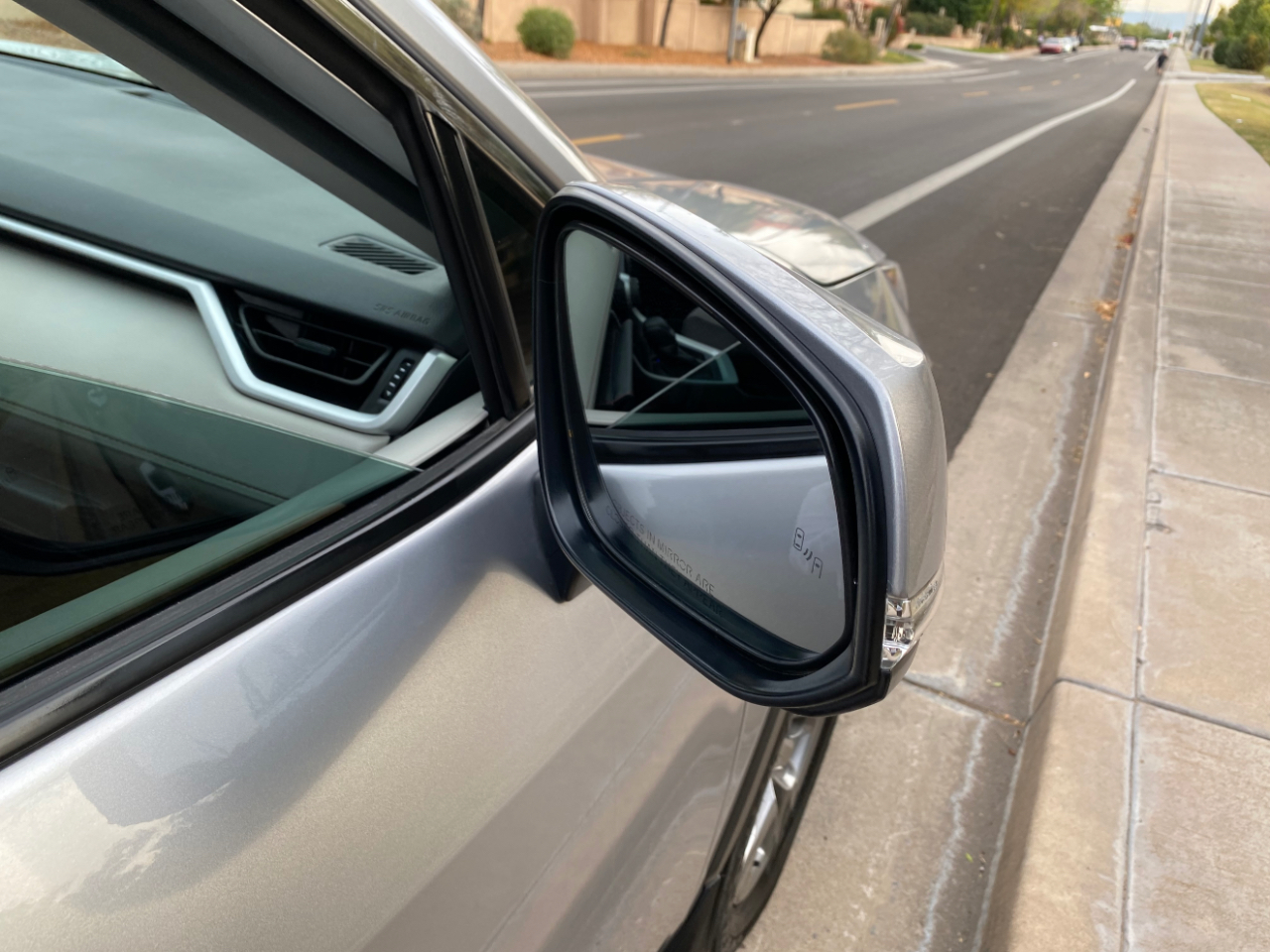 Toyota RAV4 XLE FWD (Natl) 2024