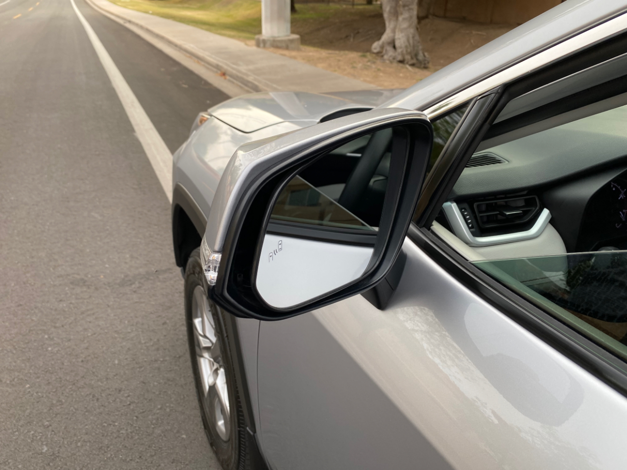 Toyota RAV4 XLE FWD (Natl) 2024