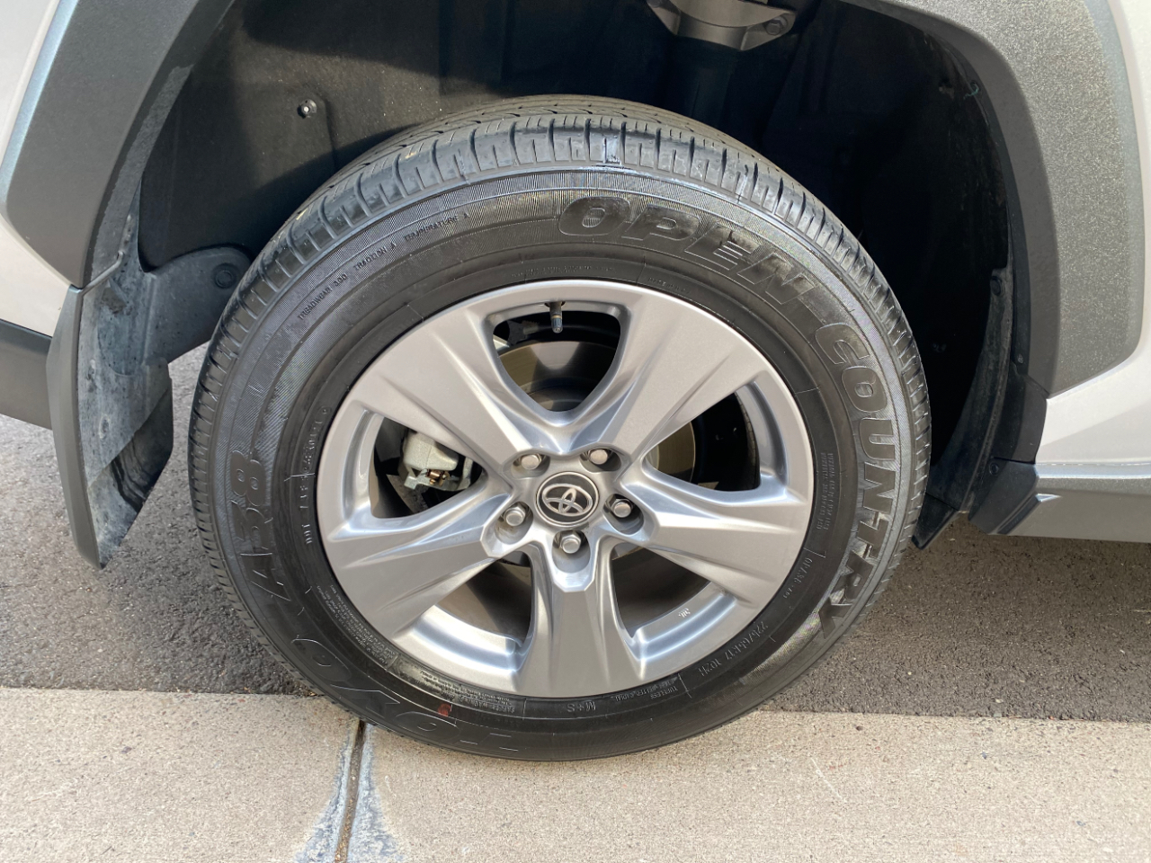 Toyota RAV4 XLE FWD (Natl) 2024