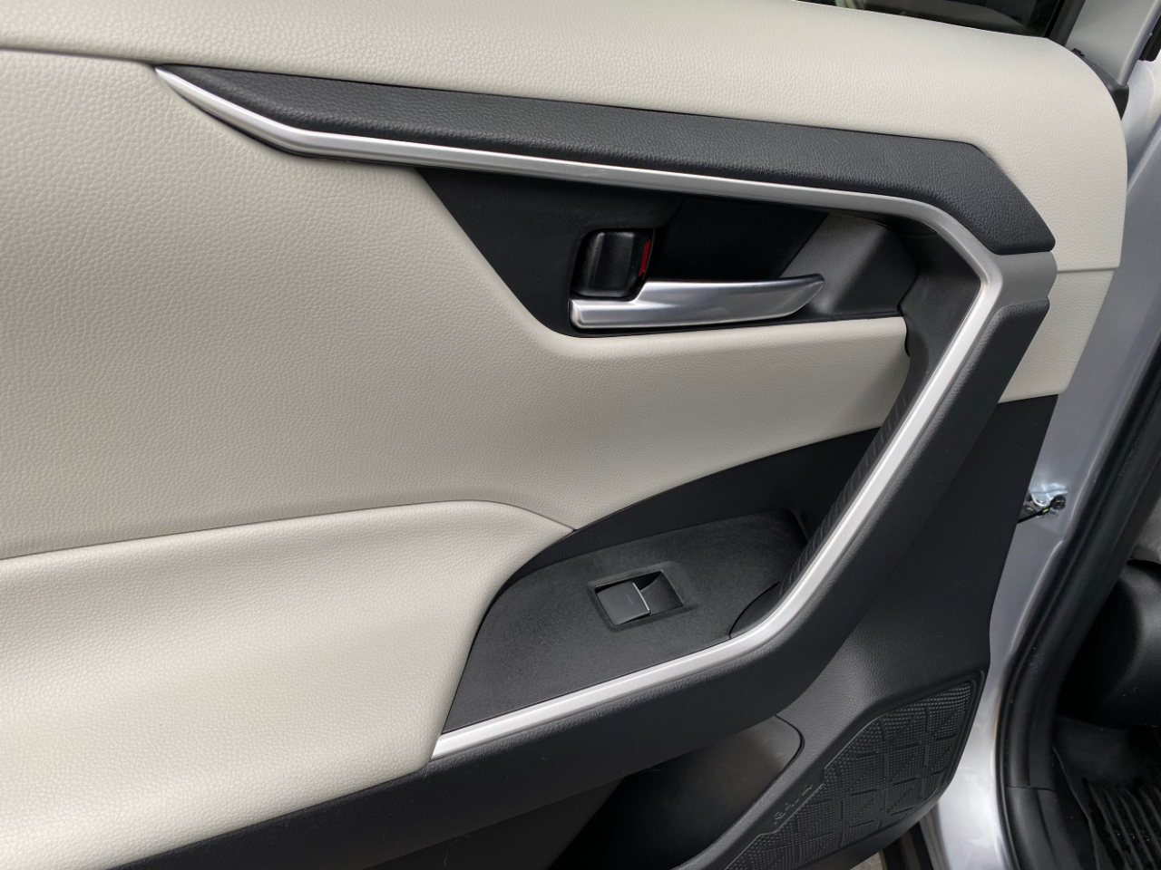 Toyota RAV4 XLE FWD (Natl) 2024