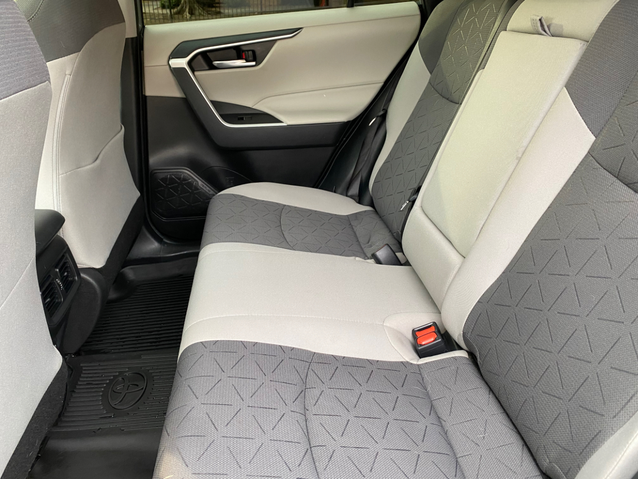 Toyota RAV4 XLE FWD (Natl) 2024