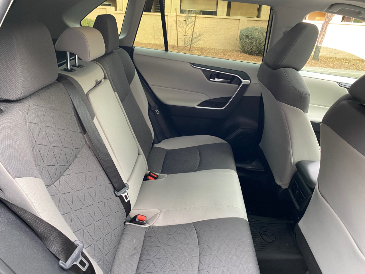 Toyota RAV4 XLE FWD (Natl) 2024