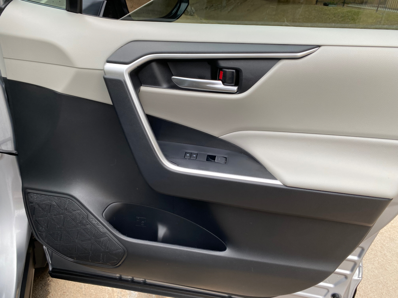 Toyota RAV4 XLE FWD (Natl) 2024