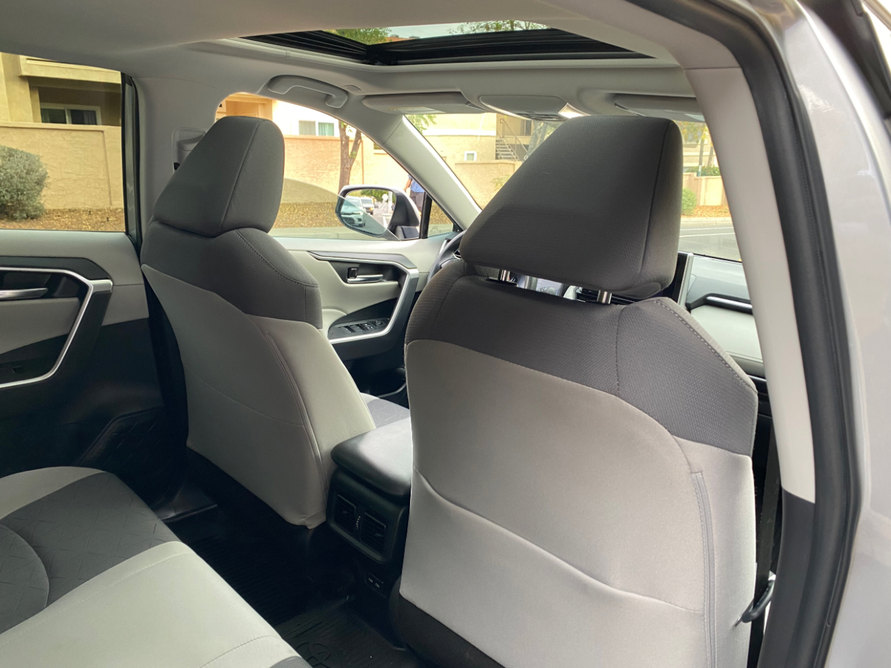 Toyota RAV4 XLE FWD (Natl) 2024