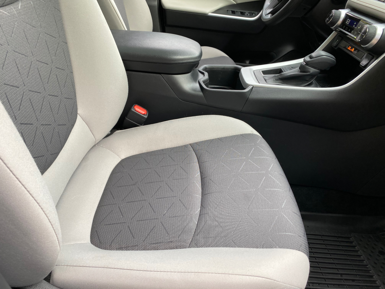 Toyota RAV4 XLE FWD (Natl) 2024