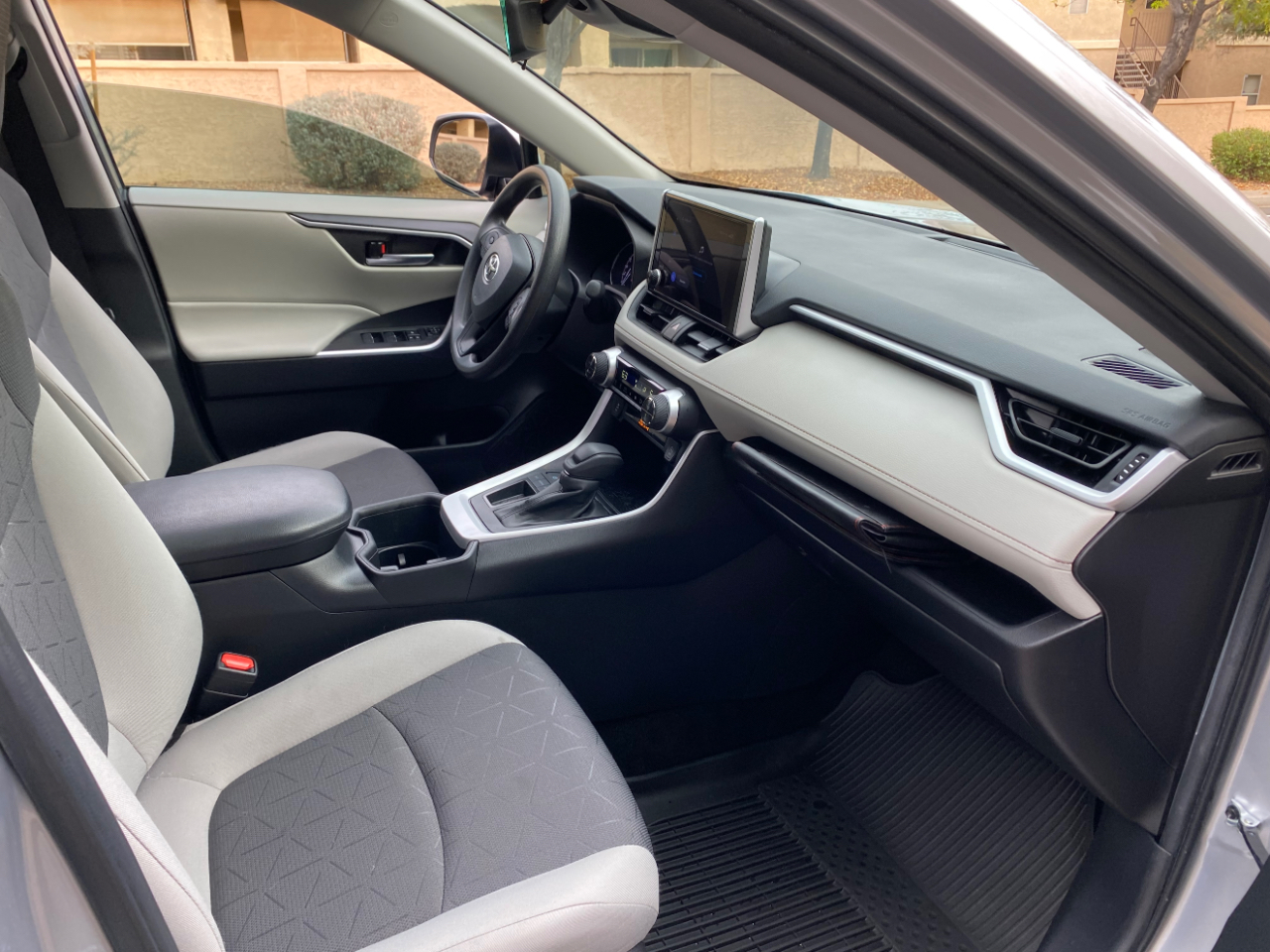 Toyota RAV4 XLE FWD (Natl) 2024