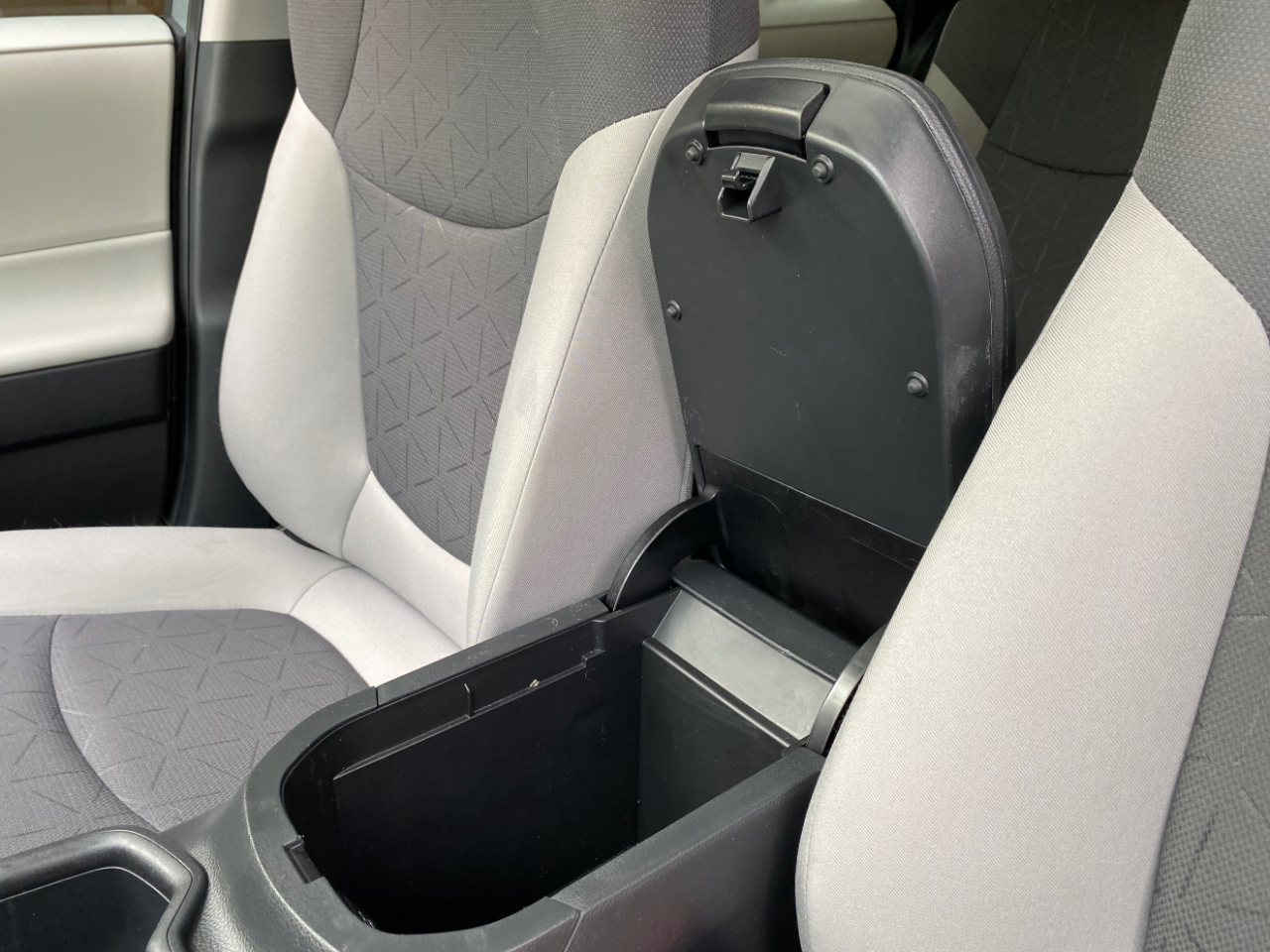 Toyota RAV4 XLE FWD (Natl) 2024