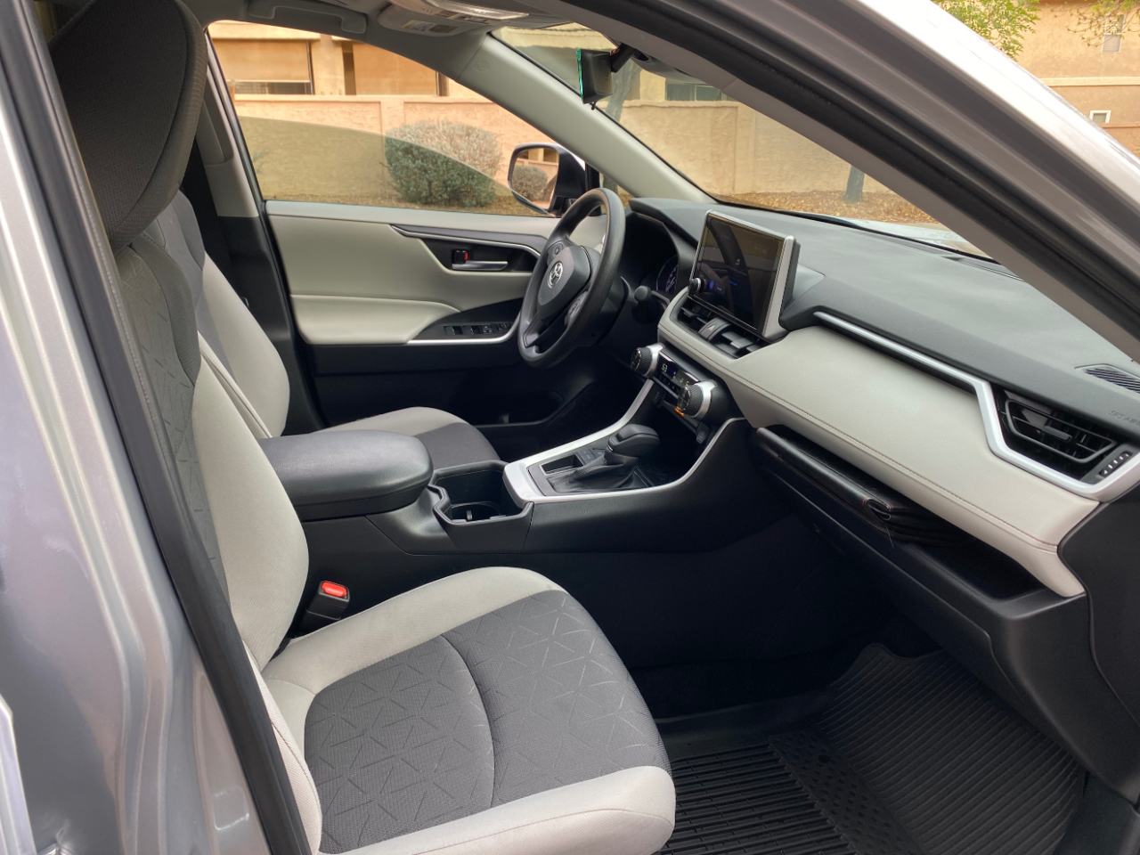 Toyota RAV4 XLE FWD (Natl) 2024