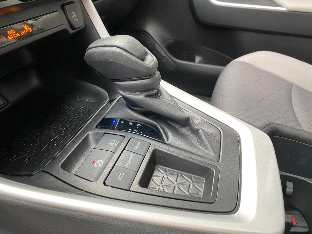 Toyota RAV4 XLE FWD (Natl) 2024