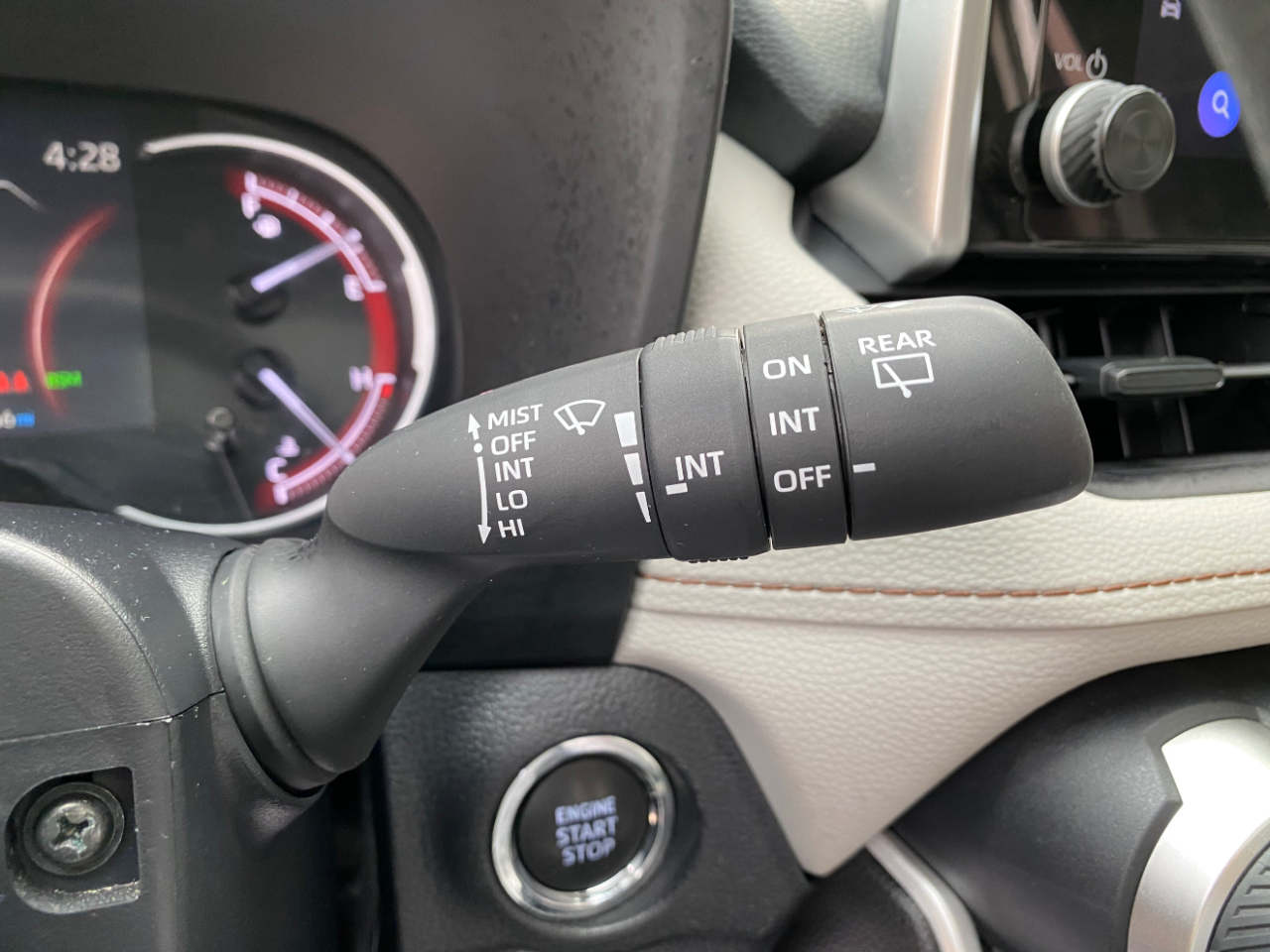 Toyota RAV4 XLE FWD (Natl) 2024