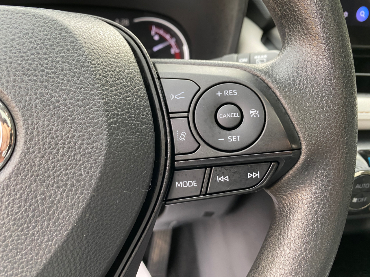 Toyota RAV4 XLE FWD (Natl) 2024