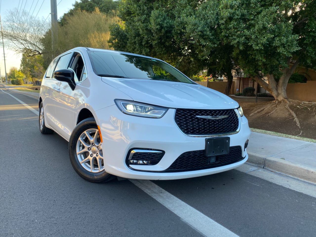 Chrysler Pacifica Touring L FWD 2024