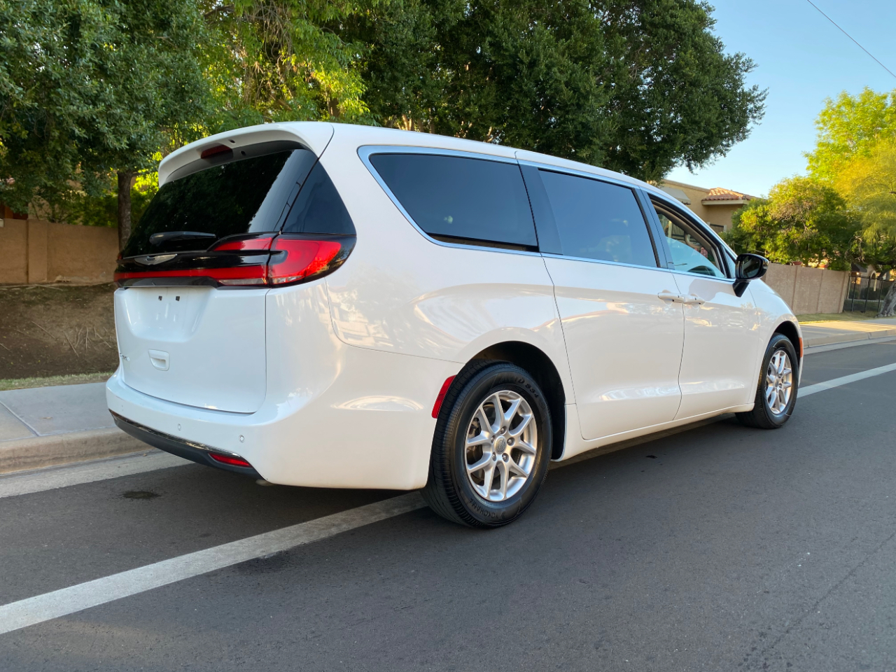 Chrysler Pacifica Touring L FWD 2024