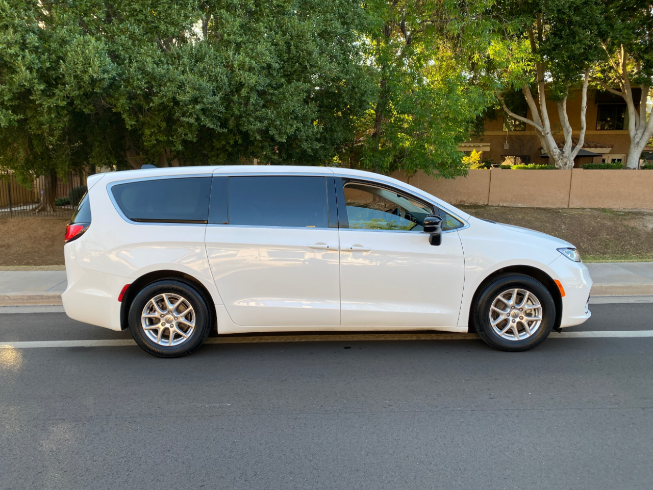 Chrysler Pacifica Touring L FWD 2024