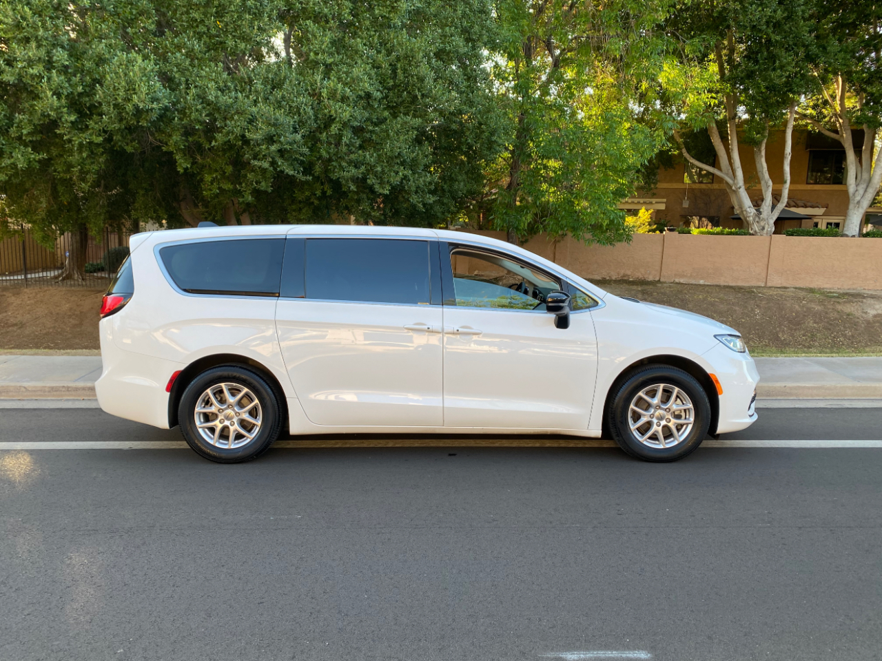 Chrysler Pacifica Touring L FWD 2024