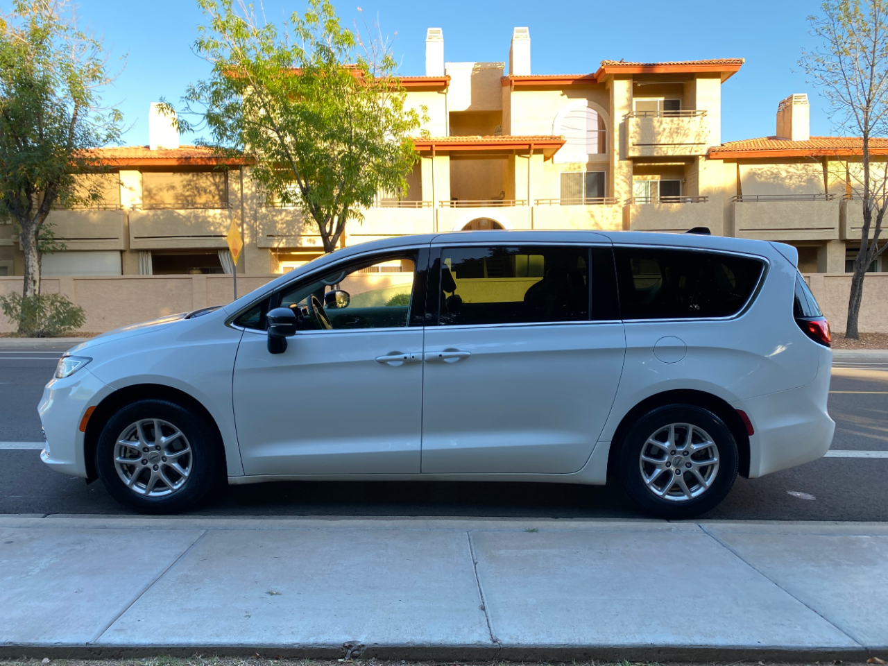 Chrysler Pacifica Touring L FWD 2024