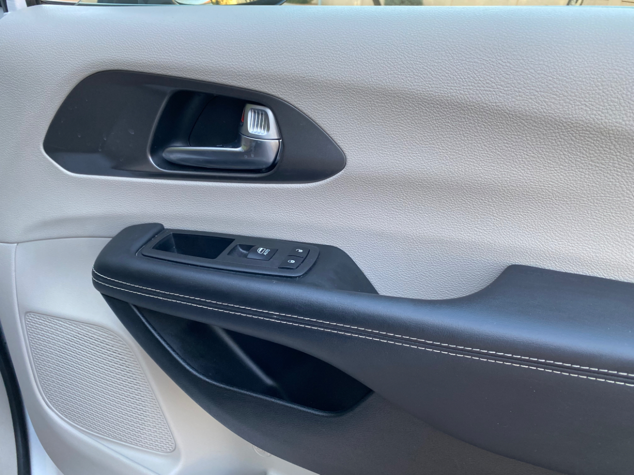 Chrysler Pacifica Touring L FWD 2024