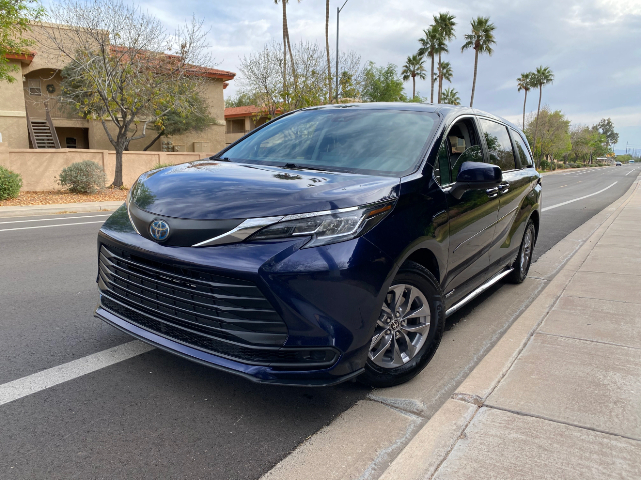 Toyota Sienna LE FWD 8-Passenger (Natl) 2021