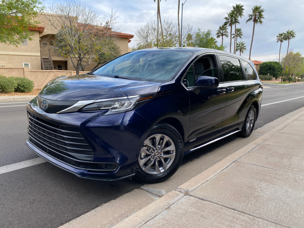 Toyota Sienna LE FWD 8-Passenger (Natl) 2021