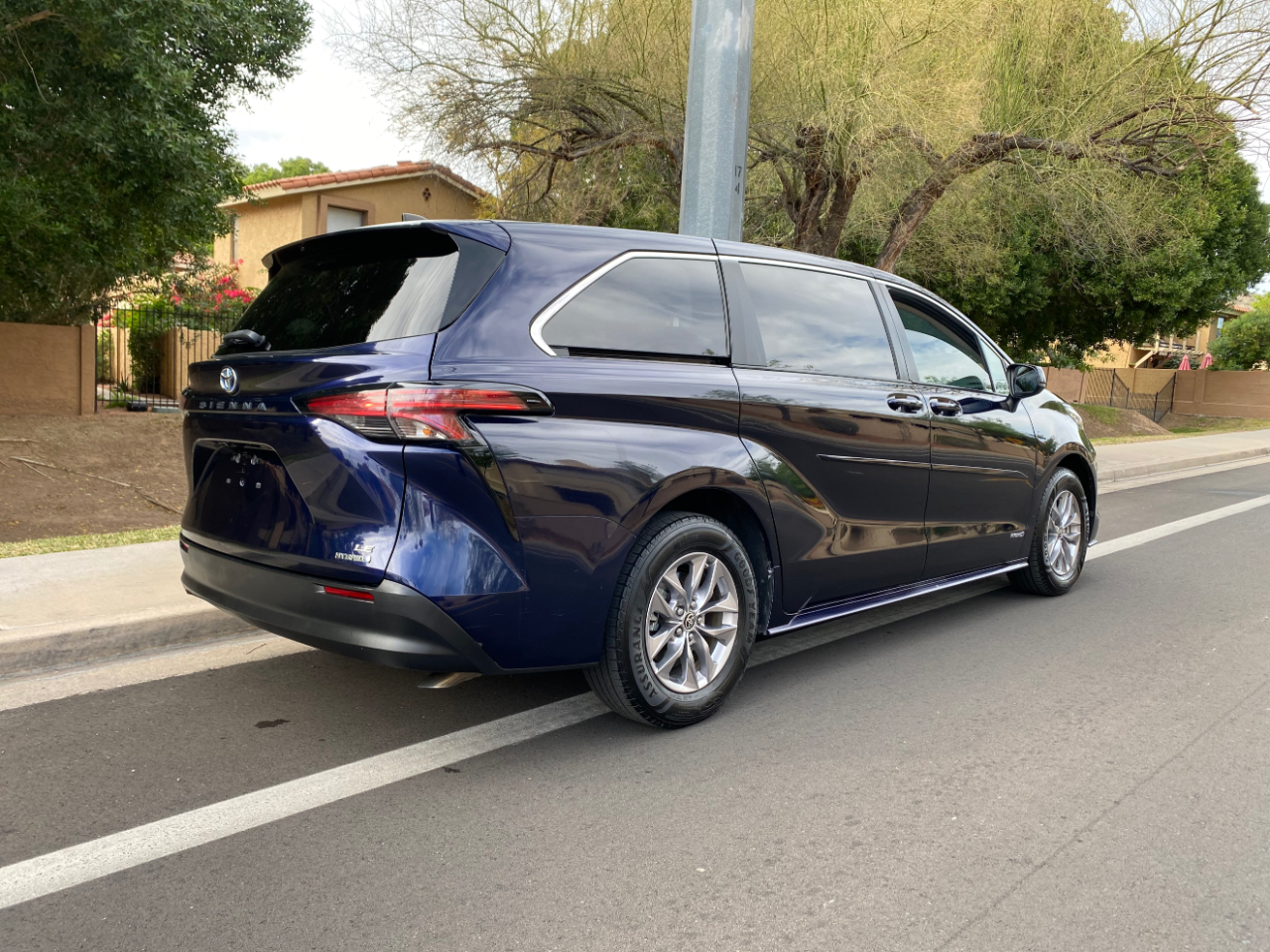 Toyota Sienna LE FWD 8-Passenger (Natl) 2021