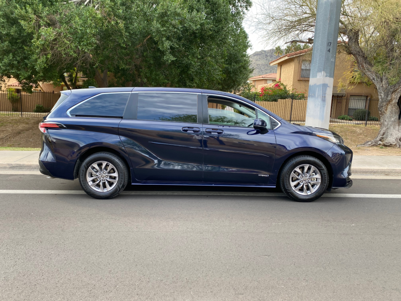 Toyota Sienna LE FWD 8-Passenger (Natl) 2021